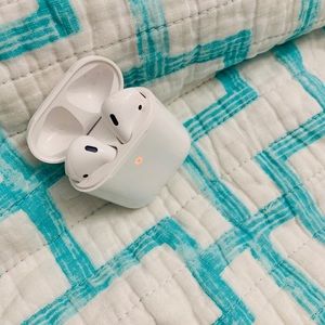 2nd Generation Apple Airpods